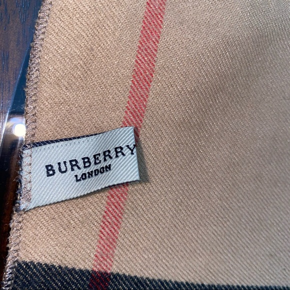 Authentic BURBERRY Scarf - Picture 3 of 8